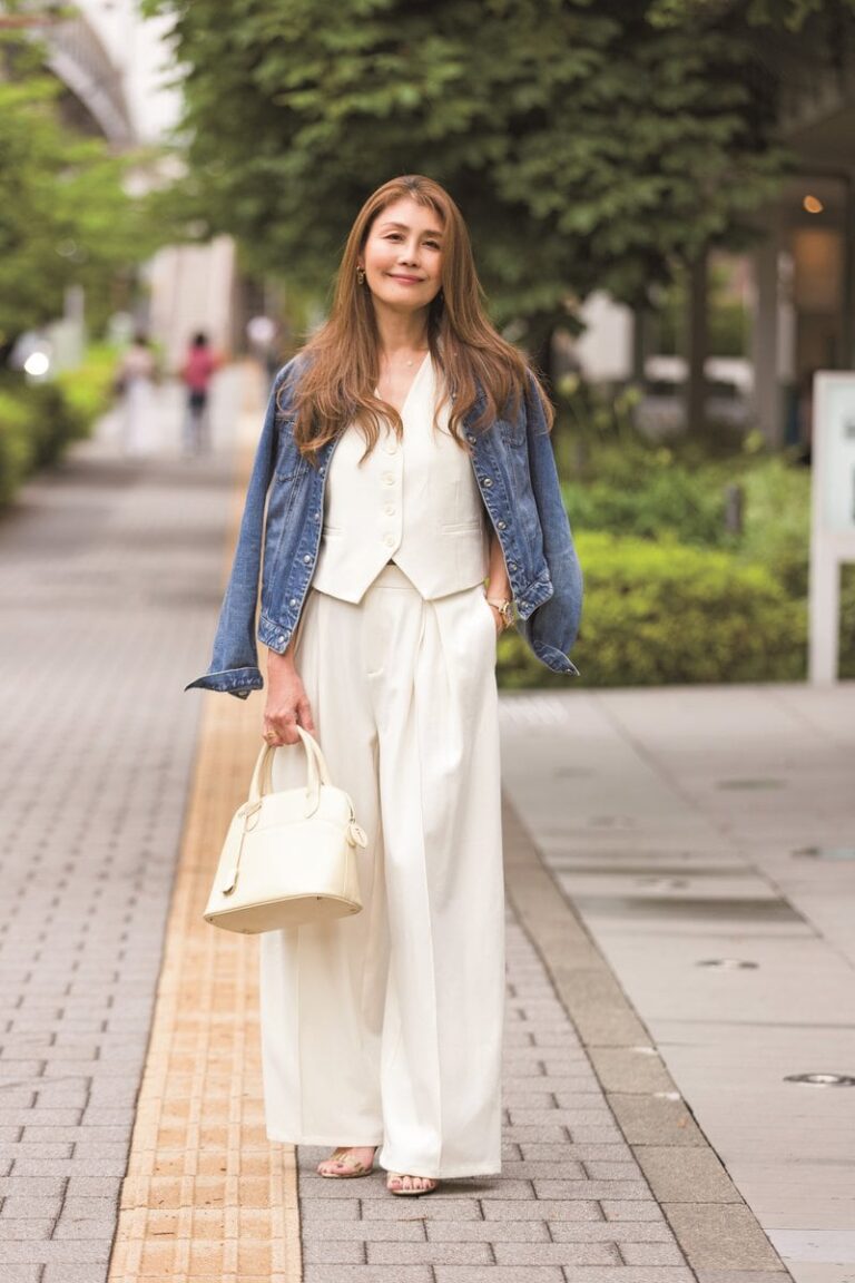 60代スナップ】大人のデニムジャケットコーデは、すっきりシルエットで