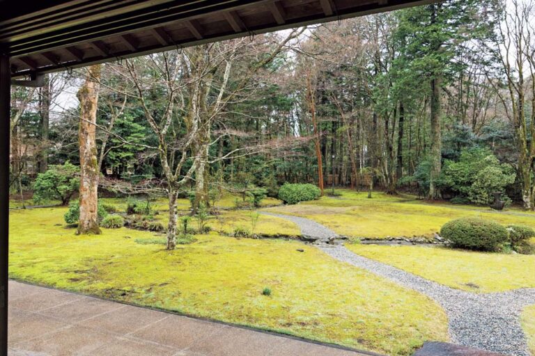 東山旧岸邸の庭園