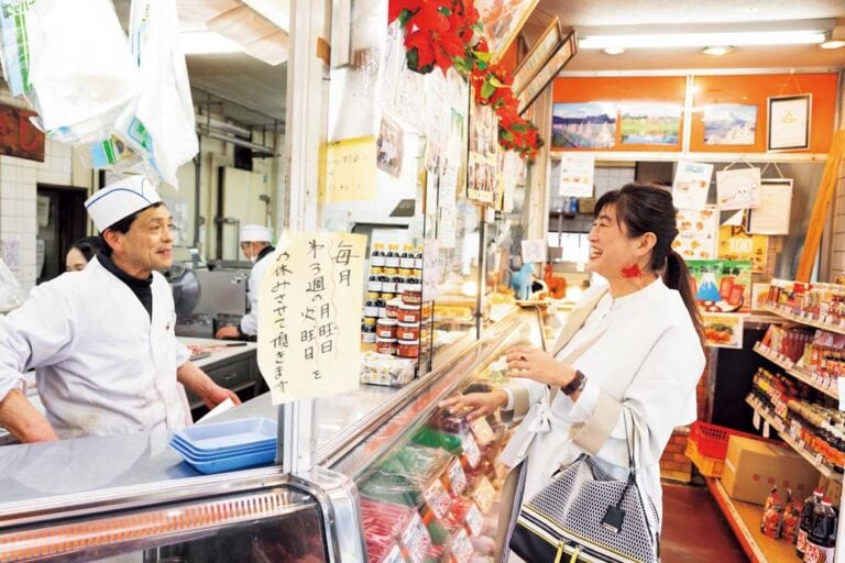 武藤精肉店で店員さんとお話しする土屋由美さん