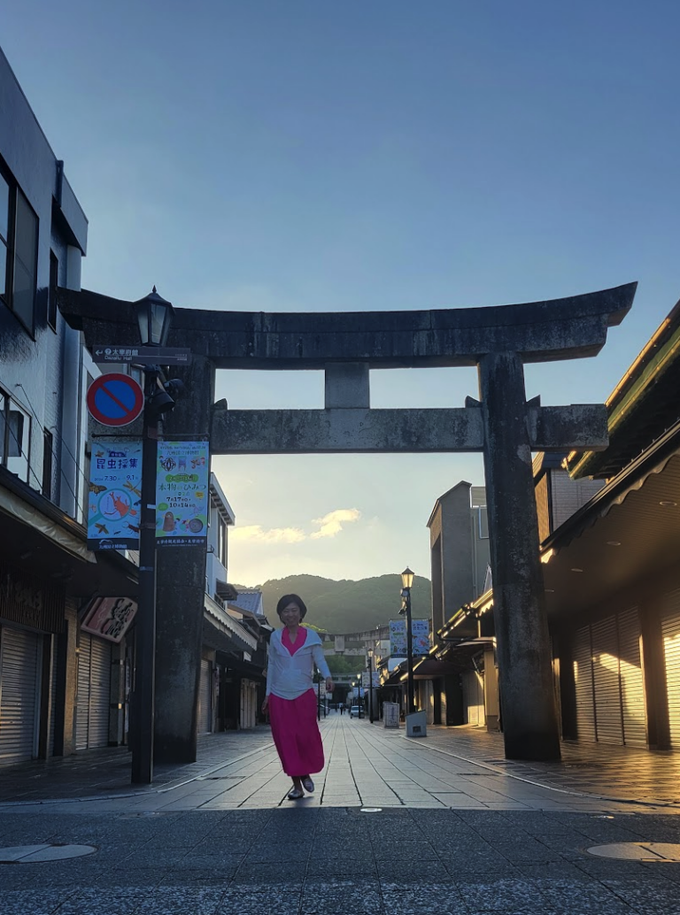 早朝の太宰府天満宮の参道（鳥居）