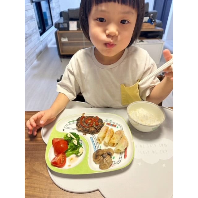 ご飯を食べる5歳のお孫さん