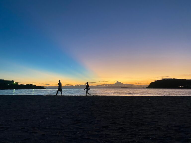 海辺の美しい夕闇