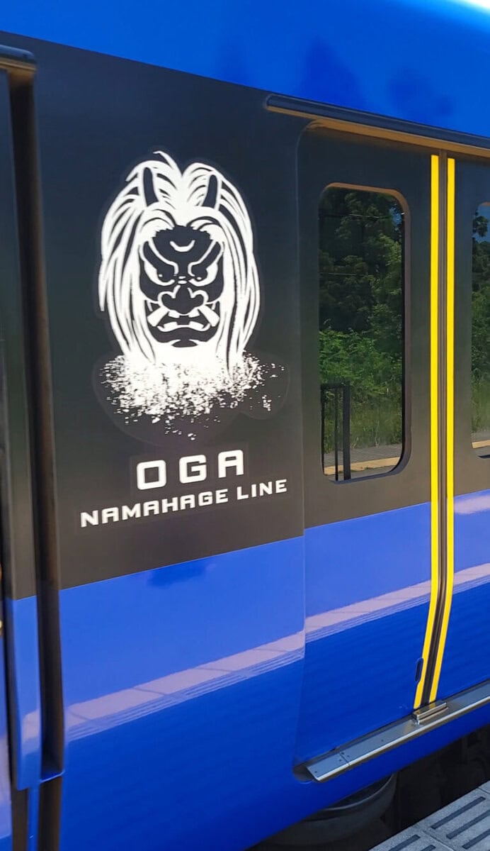 なまはげのロゴ入り電車