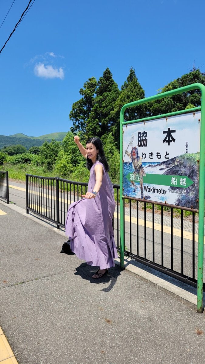 駅名標にもナマハゲがいる脇本駅