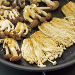 きのことピーナッツのナムル　作り方１