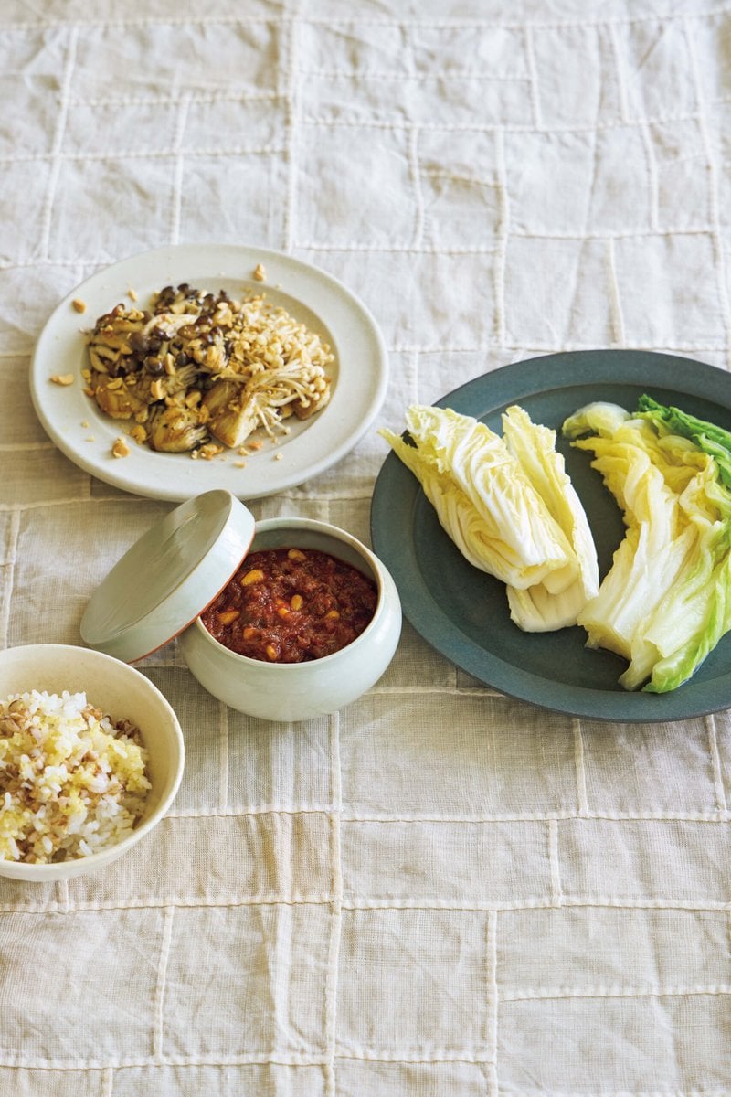 常備できる肉みそ「薬コチュジャン（肉みそ）」と「きのことピーナッツのナムル」