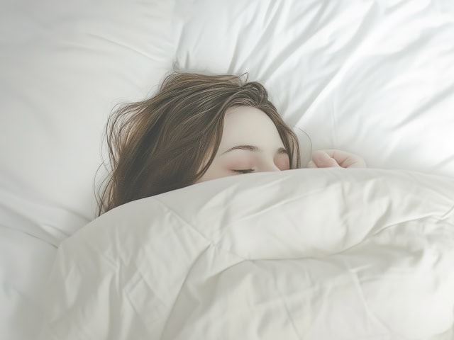 眠る女性