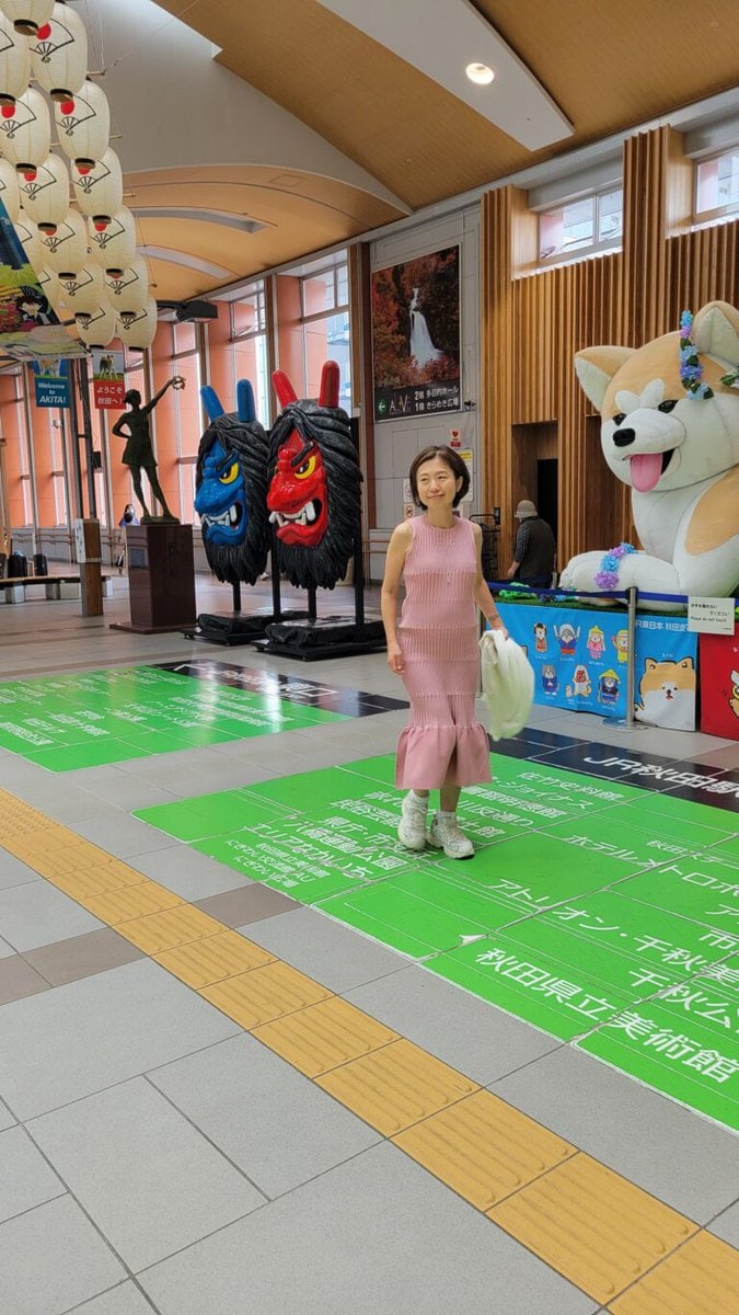 秋田犬と秋田駅改札前にて