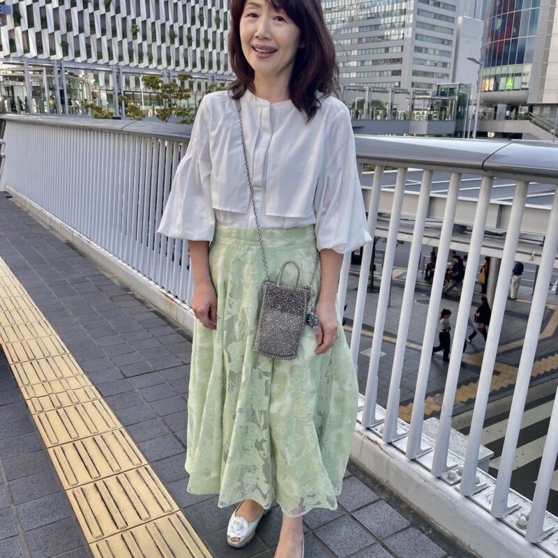 【60代スナップ】アンミカさんプロデュース「アネラリュクス」コーデで上品に！淡く明るいトーンでまとめて美肌効果も！