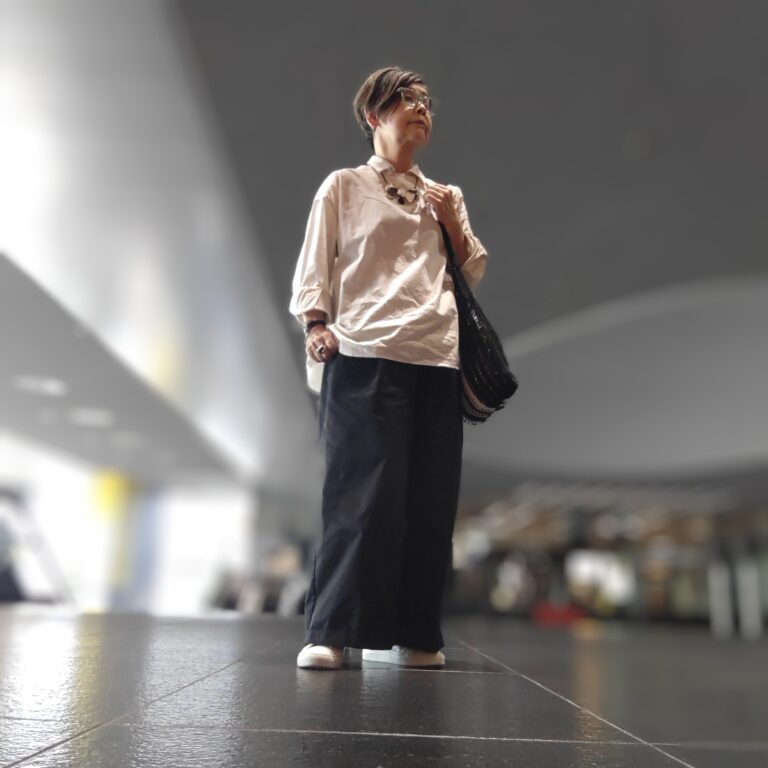 京都駅構内に立つ礒部さん