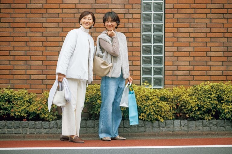 宝島田家物語　買い物に出かける素子と香織