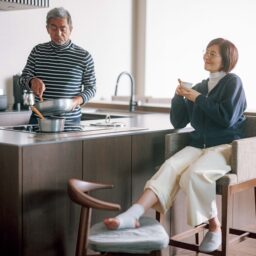 60代が大人のきれいめカジュアルを着こなすには？オーバーサイズのパーカを合わせてリラックス感を！【50代・60代秋の着回し3weeksDay12】