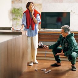 宝島田家物語　ペンライトの多さを雄三に指摘される素子