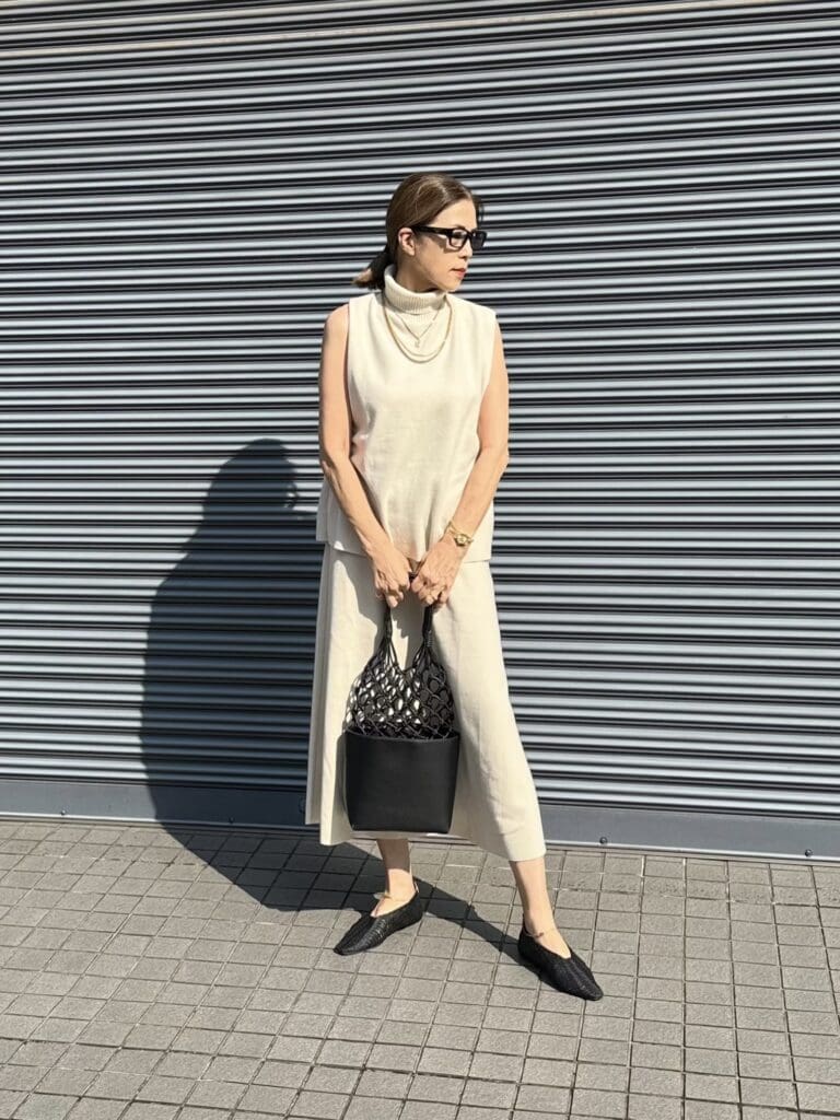 セットアップ／ZARA、バック&シューズ／Stellamaccartney、メガネ／PRADA