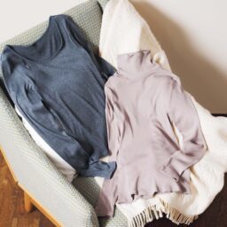 右・タートルネック¥990、左・Uネック¥990／ともにジーユー