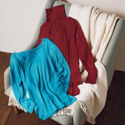 右・ハイネック¥9,790、左・8分袖¥9,130／ともにワコール