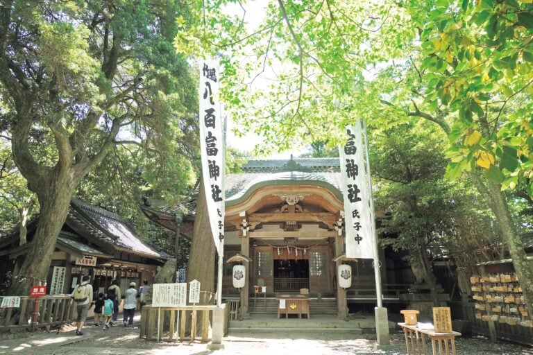 島の頂上にある八百富神社。