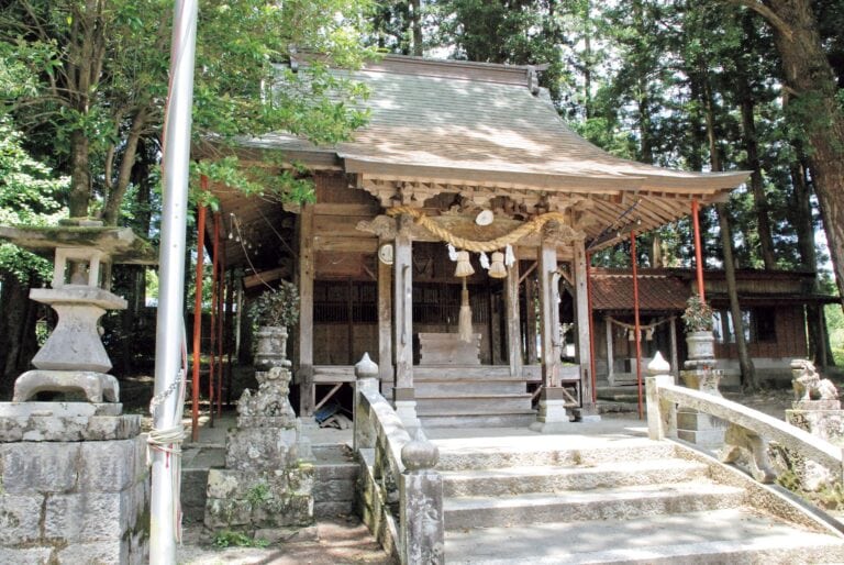 池の奥に佇む別府厳島神社