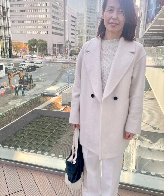 【60代スナップ】スタイルアップできる「ユニクロ」パンツ×「BABYLONE」ラメニットで、真冬にも爽やかなオールホワイトコーデが完成！