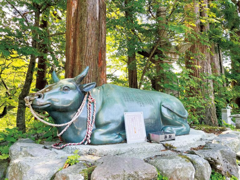 大山寺の境内に鎮座する「宝牛（たからうし）」