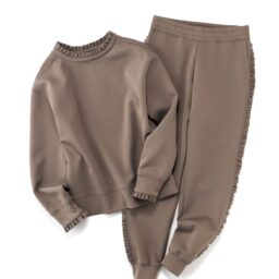 プルオーバー¥42,900、パンツ¥42,900／ともにドロウェル（ドゥーブルー）