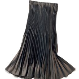 スカート¥25,300／エリオポール（エリオポール代官山）