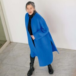 60代がおしゃれさと快適さを兼ね備えたアウターを選ぶなら？芯や肩パットがない「1枚仕立てコート」は軽さとシルエットの美しさが魅力！【旬のおしゃれが叶うホットワード10】