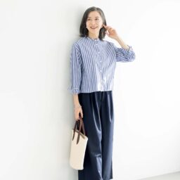 ストライプシャツ¥22,000、パンツ¥22,000 ／ともにハリス、バッグ¥42,900 ／チーバ、靴¥42,900／ディヴィナ（すべて金万）、イヤリング¥6,300、ブレスレット¥8,800／ともにアビステ
