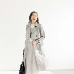 コート¥39,600、Tシャツ¥6,600、パンツ¥20,900、パールネックレス¥16,500、ロングネックレス¥16,500／すべてハリス、バッグ¥85,800／チーバ、靴¥42,900／ディヴィナ（すべて金万）