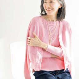 ニット¥16,500、カーディガン¥19,800、デニム¥18,700、ラリエット¥16,500／すべてハリス（金万）、リング¥9,720／アビステ