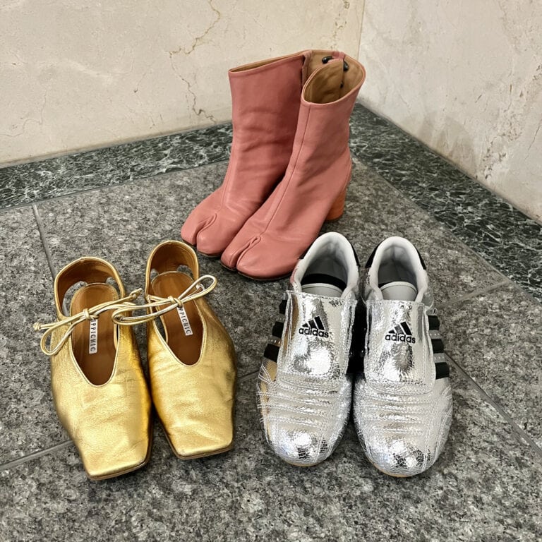 奥（ピンクのブーツ）／Maison Margiela 、右前（シルバーのシューズ）／adidas 、左前（ゴールドのシューズ）／PIPPICHIC