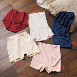 ①無縫製のニット。肌あたりがよく、睡眠時にもおすすめ。ウエストウォーマー¥2,530／ワコール 睡眠科学（ワコール）、②直ばきでも重ねばきでも着用OK。吸湿発熱素材と肌側微起毛で暖かい。1分丈ボトム¥1,980／福助、③オーガニックコットンを使った無縫製仕様。編地の表目と裏目をあえて逆にしたなめらかな肌触り。ニットショーツ¥12,100／プリスティン（プリスティン本店）、④吸湿発熱素材をショーツ全体に使用。冷えが気になるおなかまわりは生地が二重構造に。ショーツ¥1,650／福助、⑤そのままのばしても、折り返して2重にしてもはける腹巻つきインナー。肌側起毛素材で縫い目がないのも◎。1分丈ハイウエストショーツ¥1,760／グンゼ
