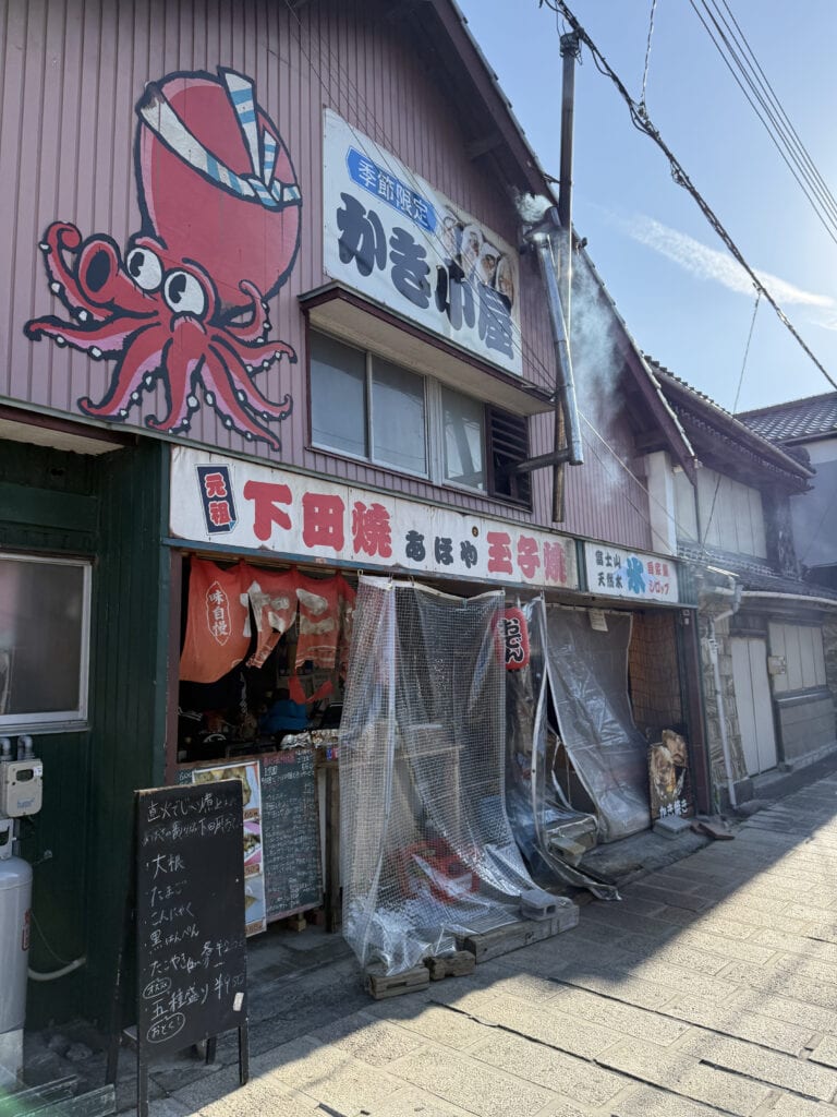 ペリーロード名物の下田焼き「粉もん茶屋　あほや」下田焼きは、イカと赤エビを生地とともに焼いて食べるフード