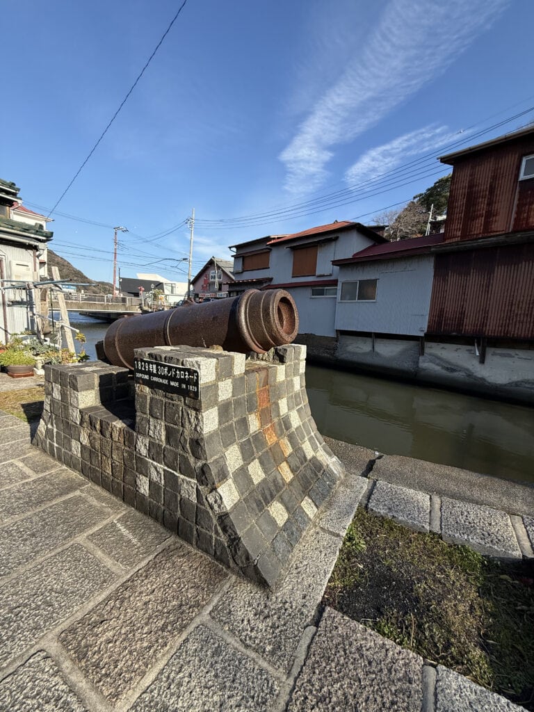 川と海が交わるあたりに、砲台があります。