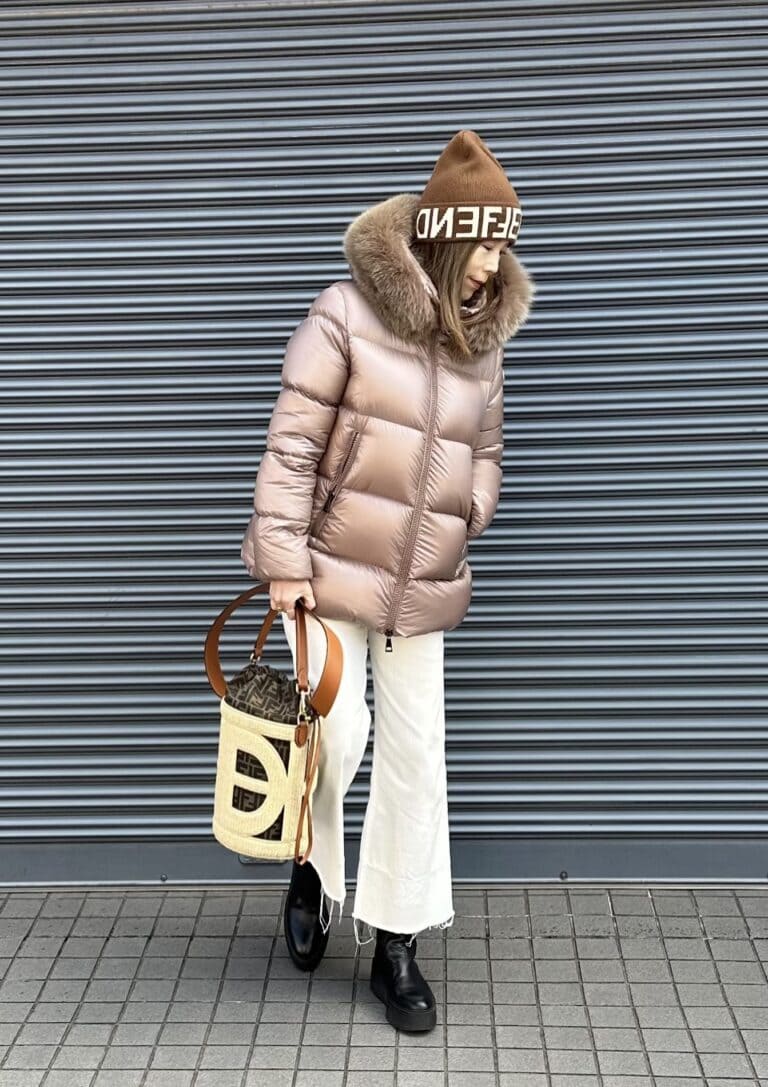 ダウンジャケット／moncler、ニットキャップ&バッグ／FENDI、ホワイトデニム／Deuxieme Classe、ブーツ／ZARA