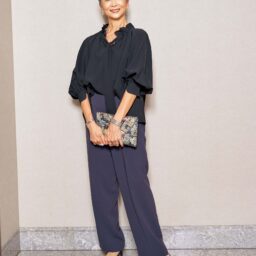 オールブラックの装いにルージュの赤で華を足して