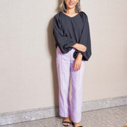 「ステート オブ マインド」のパステルカラーパンツは、黒を合わせて引き締めてシックな装いに！