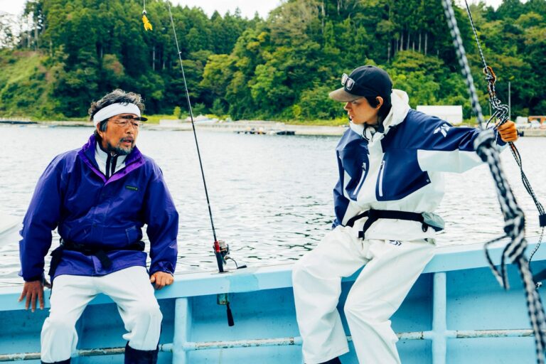 映画サンセット・サンライズより船上の中村雅俊と菅田将暉