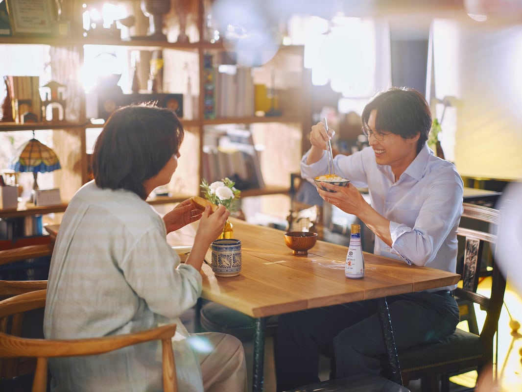 映画ファーストキスより朝食を食べる松たか子と松村北斗