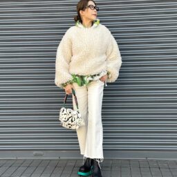 もこもこトップス／lagemme、プリントフーディ／off white、ボトム／deuxiemeclasse、ブーツ／bottega、バッグ／desigual