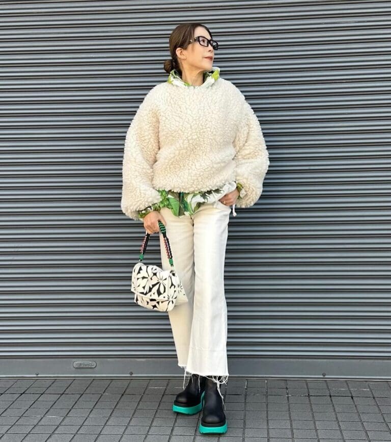 もこもこトップス／lagemme、プリントフーディ／off white、ボトム／deuxiemeclasse、ブーツ／bottega、バッグ／desigual