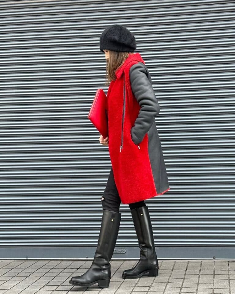 ムートンコート／BALMAIN、帽子／chapeaudo、ブーツ／Valentino、バッグ／cisei firenze tomorrowland、デニム／uniqlo