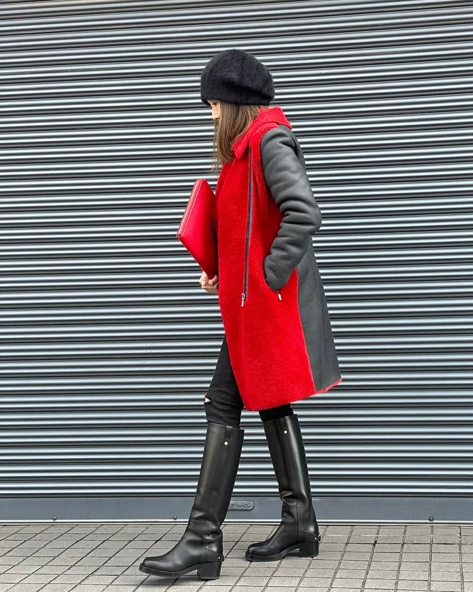 ムートンコート／BALMAIN、帽子／chapeaudo、ブーツ／Valentino、バッグ／cisei firenze tomorrowland、デニム／uniqlo