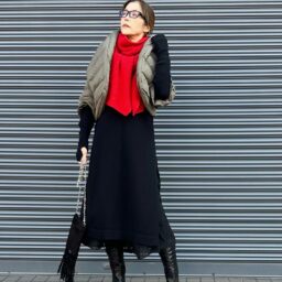 マフラー／Valentino、ボレロダウン／murna、ワンピース／hyke、インナーワンピース／estnation、ブーツ／moncler、メガネ／PRADA