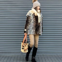 トラ柄エコファー／stellamccartney、ニット帽／moonbat、スエードボトム／zara、バッグ／fendi、ブーツ／louisvuitton