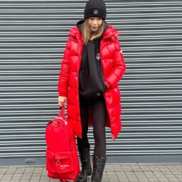ダウンコート／moncler × Valentino、ブーツ／moncler、フーディ&バックパック／off-White、レギンス&ニットキャップ／Alo Yoga