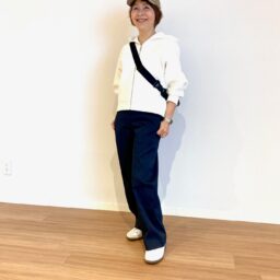 ライトバルーンジップアップパーカー（WHITE）￥8,990、テックチノストレートパンツ（NAVY）￥13,000、ディクロスボディバッグ（BLACK）￥ 9,990／プラステ