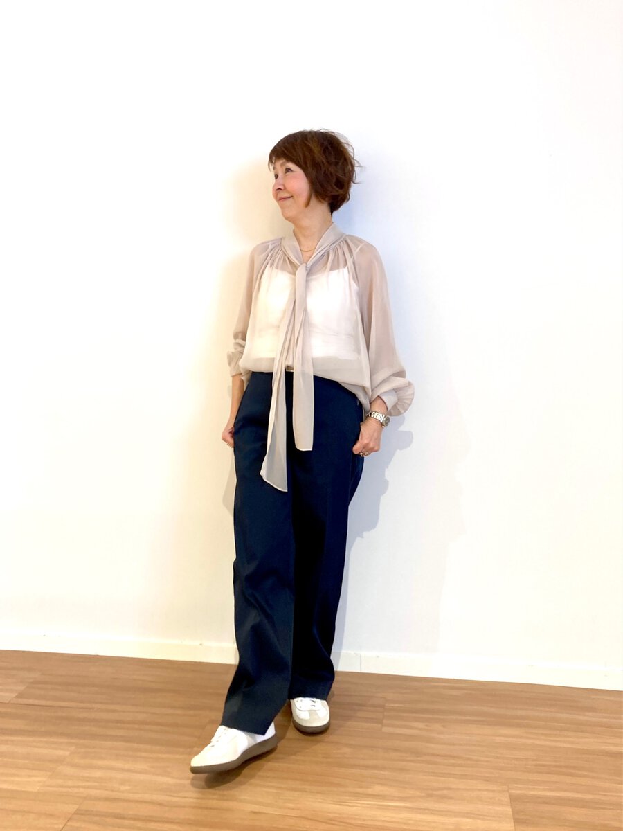 シアーボウタイブラウス（BEIGE）￥ 8,990、テックチノストレートパンツ（NAVY）￥13,000／プラステ