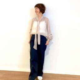 シアーボウタイブラウス（BEIGE）￥ 8,990、テックチノストレートパンツ（NAVY）￥13,000／プラステ