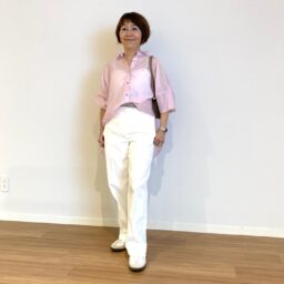 シアードルマンメタルボタンシャツ（PINK）￥ 8,990、テックチノストレートパンツ（WHITE）￥13,000／プラステ